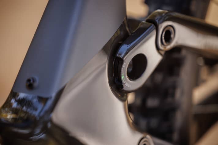 Thanks to the drag indicator on the outer link, the SAG value and the suspension travel utilised can be read easily and precisely despite the integrated damper.