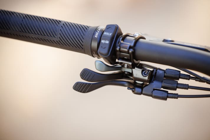 Man liebt ihn, oder man hasst ihn: den Dreifach-Hebel am Lenker. Hier kann die Teleskopstütze (unten) und das Fahrwerk (dreistufig) eingestellt werden. Dem Vortrieb hilft´s, der cleanen Optik weniger.