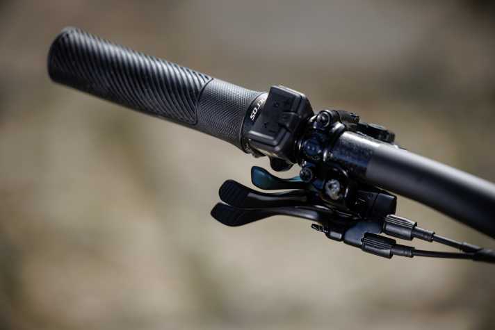 On the handlebars of the Scott Patron is the Tracloc system lever, which can also be used to operate the Vario support.