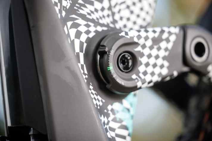 Thanks to the SAG indicator, the negative suspension travel can be read despite the damper being concealed.