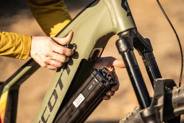 Standard integration, practical but heavy: The battery can be folded forwards out of the down tube. It is secured with a lock or Allen screws.