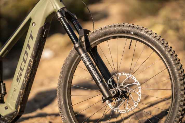 The comparatively expensive Scott still has to make do with cheap parts such as the Domain fork without compression adjustment.