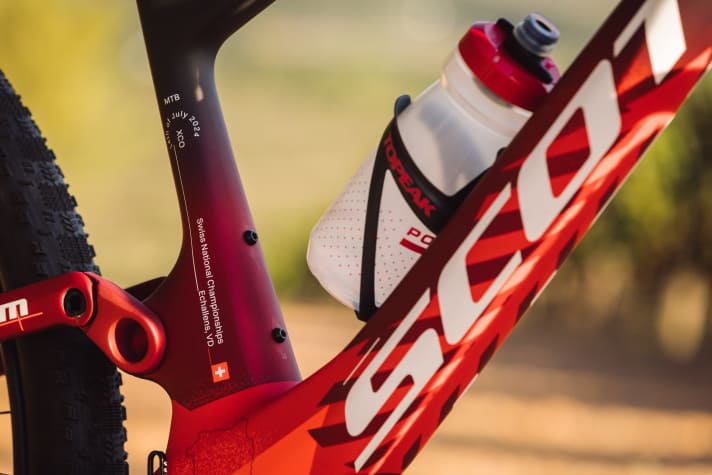 Filippo Colombos Sieg bei der Schweizer MTB Meisterschaft wurde gleich im Custom-Paintjob seines Scott Spark RC verewigt.