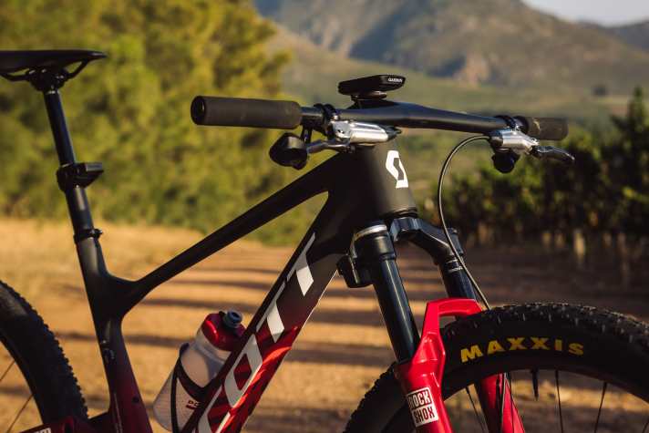 The Sram Motive brakes are the new mineral oil flagship for cross-country bikers. Thanks to wireless technology, the cockpit is extremely tidy.