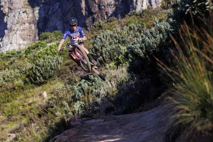 Bjorn Riley pulls his Scott Spark RC into the air with playful ease. Hardly any other cross-country racer has as much style as him.