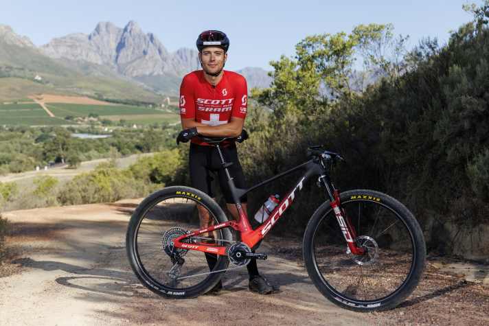 It’s a match! Filippo Colombo im Trikot des Schweizer MTB Meisters mit dem passenden fahrbaren Untersatz.