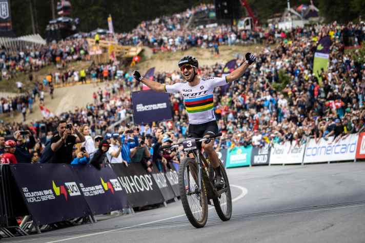Nino Schurter at his home victory in Lenzerheide 2023. At home in Switzerland, Schurter particularly enjoys riding to the top of the podium.