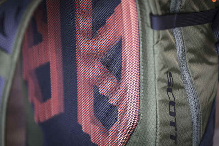 Foam pads with an open structure improve the air supply to the back and ensure adequate cooling.