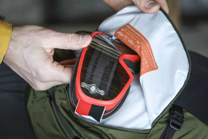 The front compartment offers enough space for a goggle, but has no soft material to protect the lens.