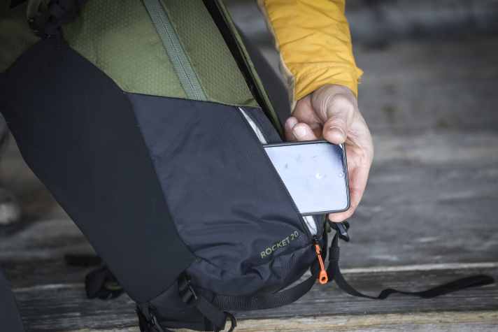 Seitlich unten befindet sich eine kleines Extrafach für das Smartphone - auch während der Fahrt erreichbar.