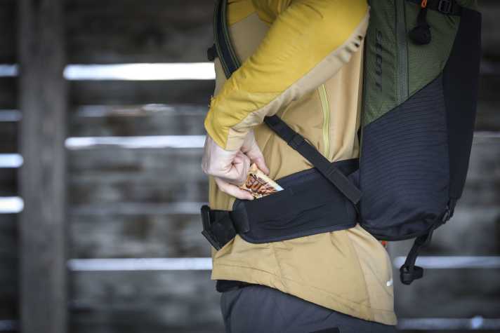 Scott has provided large hip fins for a stable fit on the descent. There is only a small pocket on the left side.