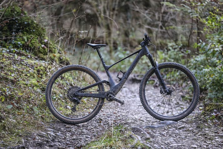 Carbon and high-tech wherever you look: The Scott Spark is one of the premium full-suspension bikes. As the technology is solid, a refurbished Spark can be a real alternative to buying a new bike.
