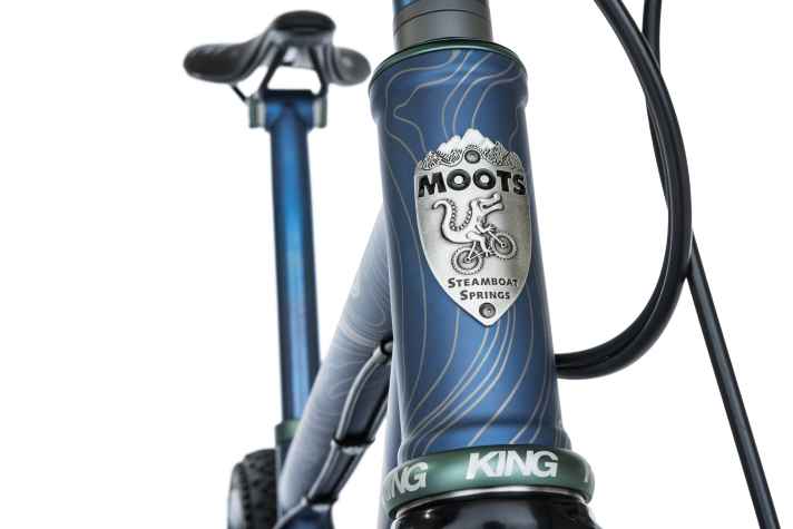 The titanium frame of the Moots Scrambler is manufactured in the USA and naturally bears the classic head tube logo.