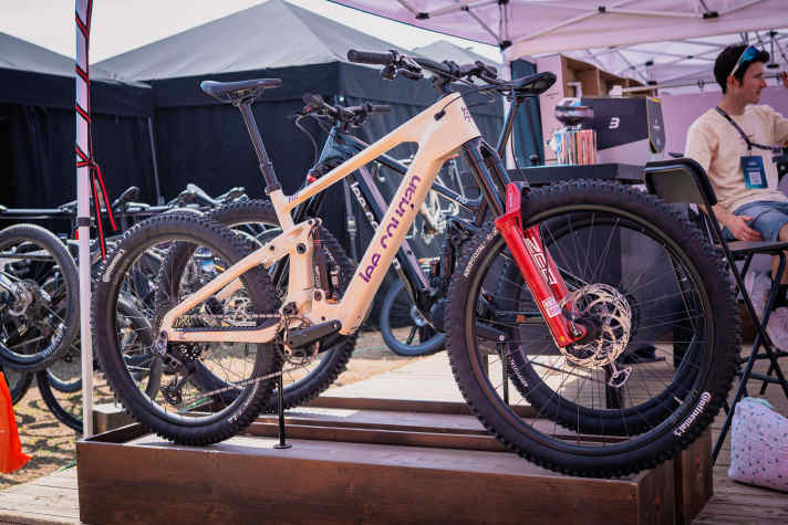 Lee Cougan zeigt ein Bike mit 160 Millimeter Federweg und Avinox Motor: Das Flö.
