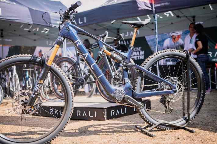 Rali? Noch nie gehört. Die Marke ist wohl in Südamerika besonders stark und hat jetzt auch ein Avinox E-MTB mit Enduro-Ambitionen im Programm.