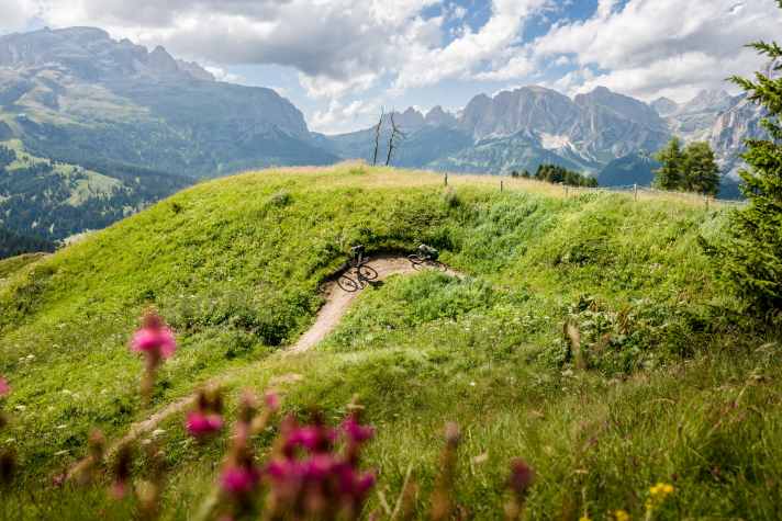 Sellaronda MTB: No other tour offers such panoramic views along the trails. The lifts are open until 27 September.