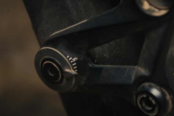 Suspension setup made easy - thanks to the SAG display on the damper linkage!
