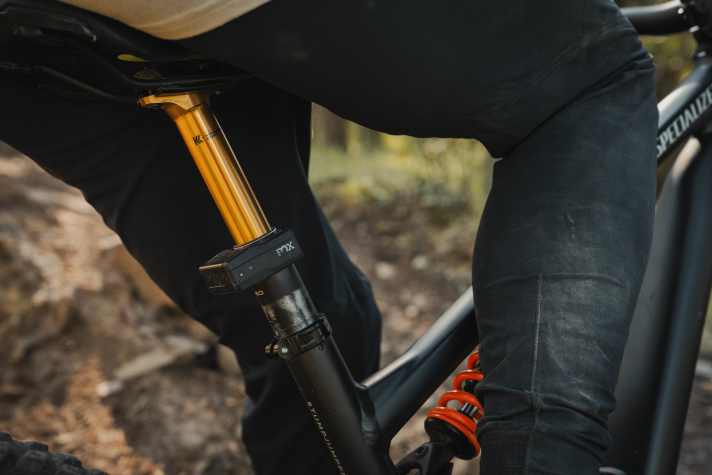 In contrast to the Rockshox Reverb AXS, the battery and radio receiver are not located at the top of the saddle, but at the bottom of the post.