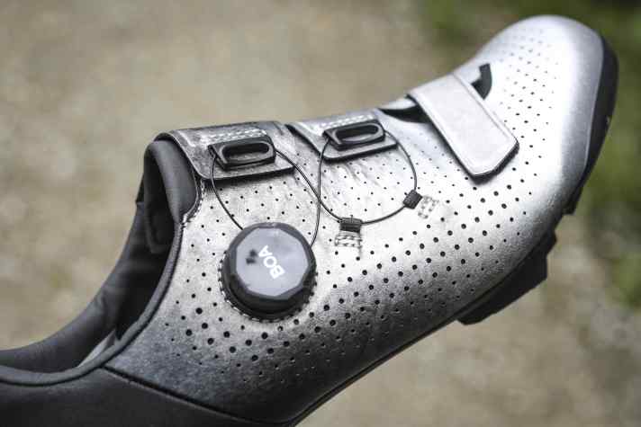 The tongue is a so-called wrap-around construction, which ensures a good fit and prevents pressure points. The two fasteners extend over a particularly large area - that's great