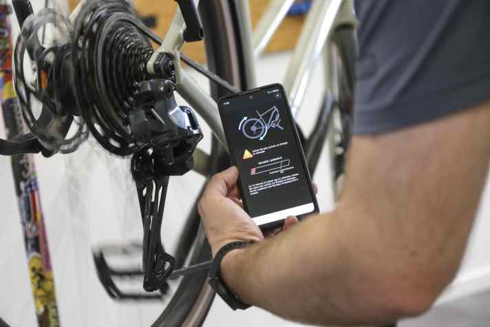 Auch wenn der Kondensator fast leer ist, kann man schon nach wenigen Metern schalten. Nur für die App-Verbindung muss der Kondensator etwas mehr aufgeladen werden. Auf einer Spritztour oder mit sausendem Hinterrad im Montageständer.