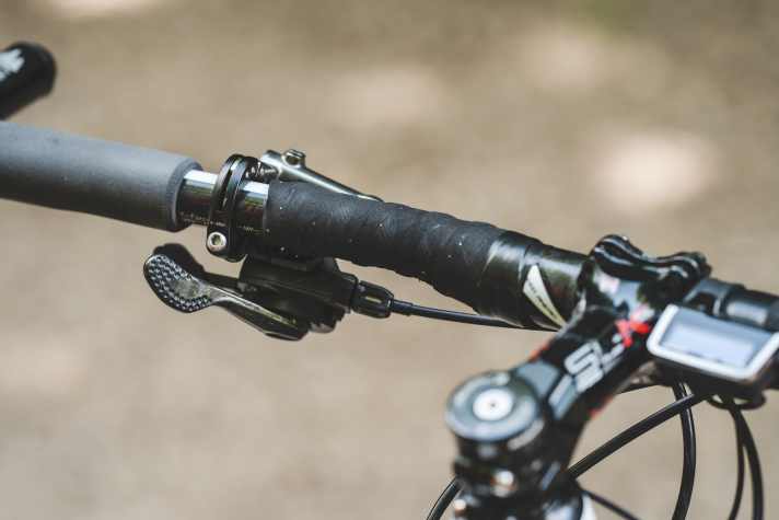 For an aerodynamic position, Platt repeatedly rested his forearms on the handlebars during the race. A piece of handlebar tape provided minimal comfort. The trick is now banned by the UCI.