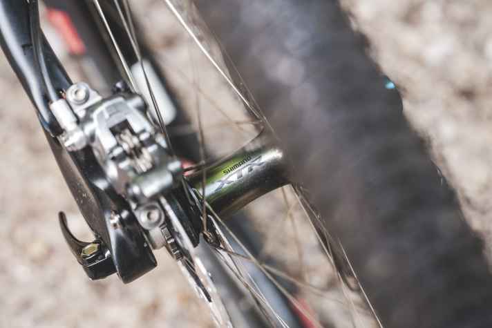 Old: Shimano has so far played a subordinate role in the market for high-end wheels. This is set to change with the new XC carbon wheels including titanium spokes.