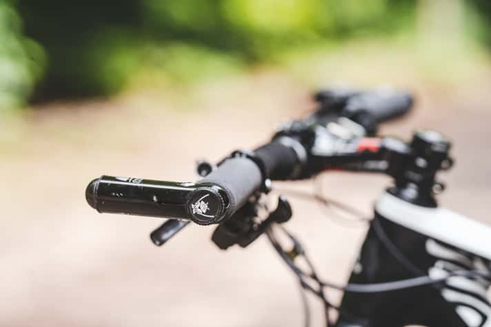 Barends sieht man heute an Profi-Bikes schon lange nicht mehr. 2016 fuhr Platt leichte Modelle von Tune und steckte noch ein Tubeless-Reparatur-Kit ins Lenkerende.