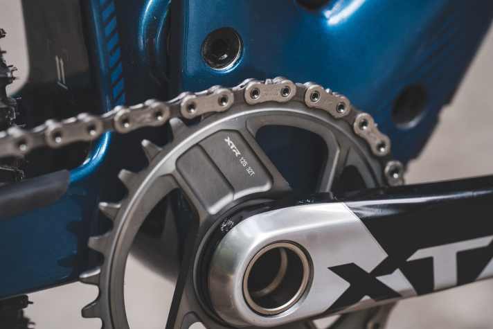 Das neue Shimano XTR Kettenblatt weiß optisch zu gefallen. Je nach Kassette sorgen 32 Zähne bereits für einen sehr strammen Gang.
