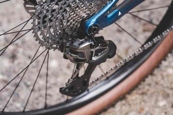 Neu: An der neuen Shimano XTR Di2 M0200 Funk-Schaltung setzen die Japaner auf ein abgerundetes Design, welches das Hängenbleiben erschweren soll.