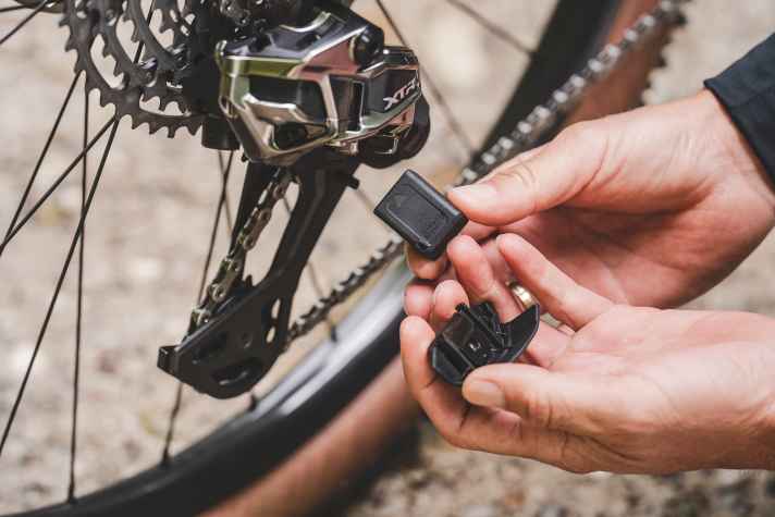 Neu: Die neue Funk-XTR wird nicht länger durch einen kabelgebundenen Akku im Rahmen, sondern durch einen kleinen Energiespeicher im Schaltwerk gespeist. Für E-Bikes steht weiterhin eine Kabel-Version zur Auswahl.