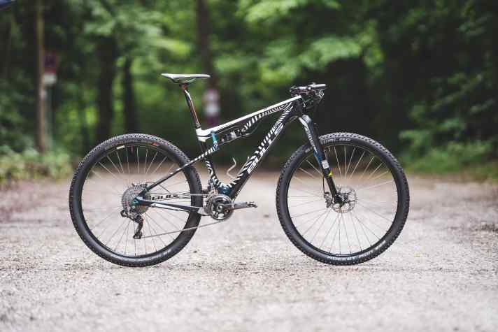 Cape-Epic-Siegerbike von 2016: Das Bulls Wild Edge Team mit Rockshox RS1 Upsidedown-Federgabel und starrer Sattelstütze.