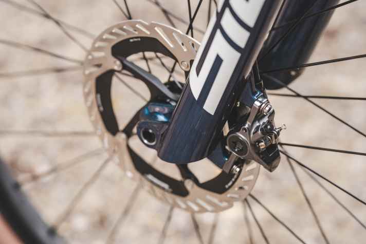 Während die Trail- und Enduro-Version der neuen Shimano XTR Scheibenbremse auf vier Kolben setzt, kommt das Race-Modell mit gewichtsoptimierten zwei Kolben.