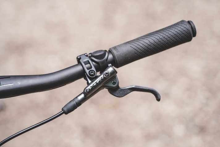 In purely visual terms, the difference between the cross-country brake lever and its predecessor is minimal. It is significantly slimmer than the Enduro model.