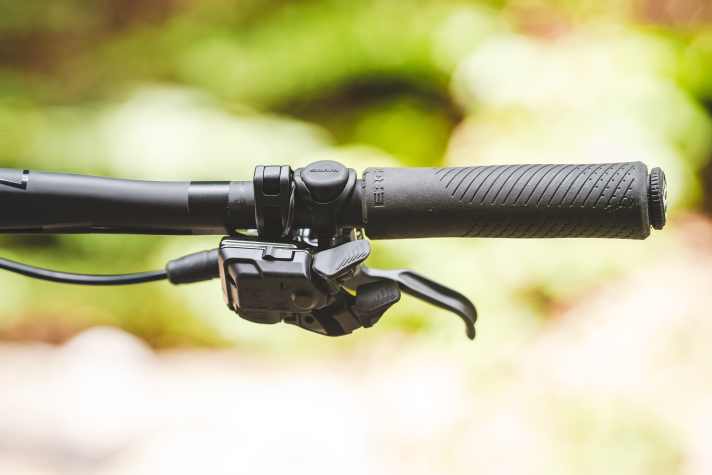 Der neue XTR Di2 Schalthebel baut groß. Er lässt sich vielfältig verstellen. Insgesamt liegen die Drücker jedoch stärker übereinander als gewohnt.