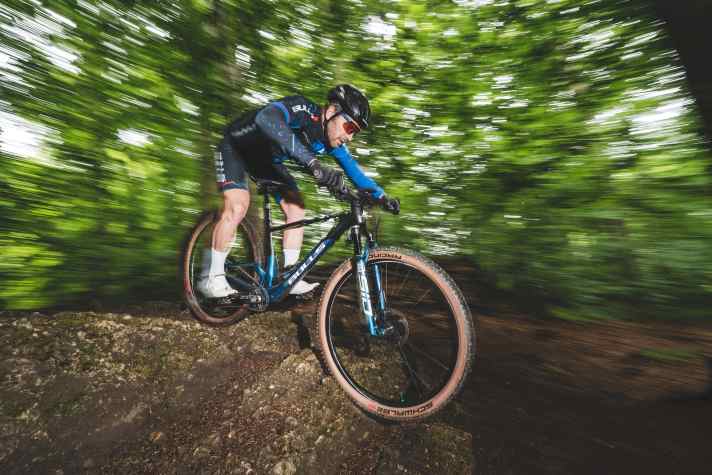 “König Karl” liebt nicht nur schnelle Bikes, sondern auch schnelle Autos. Bei der Shimano XTR Di2 M9200 sieht der Profi durchaus Parallelen.