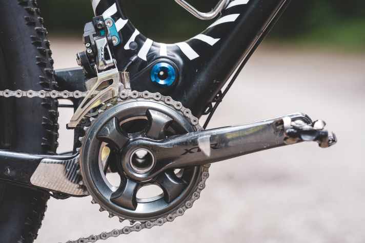 Alt: Um den elf Ritzeln eine ausreichende Übersetzungsbandbreite zu entlocken, brauchte die XTR Di2 noch ein zweites oder gar drittes Kettenblatt. Am alten Bike von Karl Platt wird der Umwerfer noch mechanisch angelenkt.