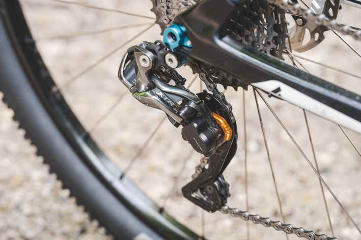 Alt: Im direkten Vergleich wirkt die Shimano XTR Di2 von 2016 fast schon filigran. Die Energie fürs elektrische Schalten stellt ein Kabel bereit.