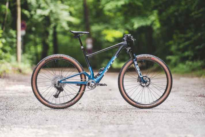 Das persönliche Bulls Wild Edge Team von Karl Platt: Die ersten Meter auf den neuen Shimano-Teilen fuhr der Marathon-Weltmeister gemeinsam mit den Testredakteuren von BIKE.