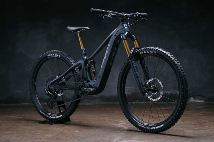 Das Pivot Shuttle SL/AM kommt in der Größe XS mit kleinem Hinterrad und Dämpfer ohne Ausgleichsbehälter. So passt der Range Extender selbst in der Mini-Größe.