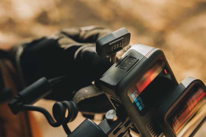 Über spezielles Zubehör kann eine dauerhafte Stromversorgung hergestellt werden