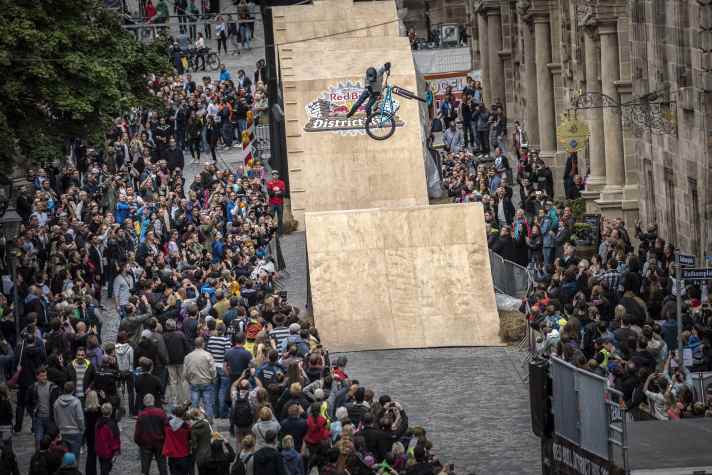 Tailwhipping in the historic city centre: the Red Bull District Ride is the most famous of the city slopestyle events.