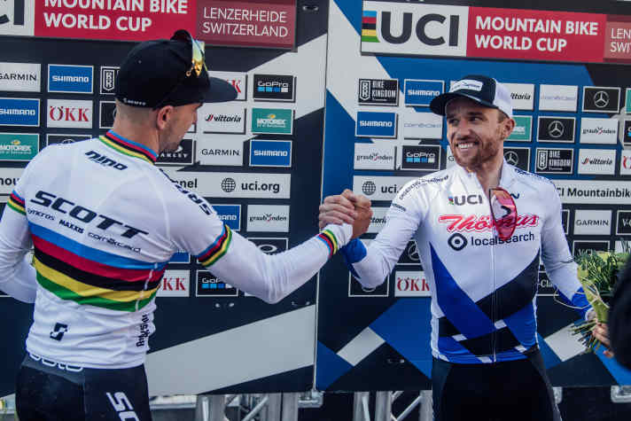 Konkurrenten: Nino Schurter (li) und Landsmann Mathias Flückiger in Lenzerheide 2021. Zu der Zeit gilt Flückiger als heißer Verfolger bis er im Sommer des nächsten Jahres von der Schreckens-Nachricht erfährt.