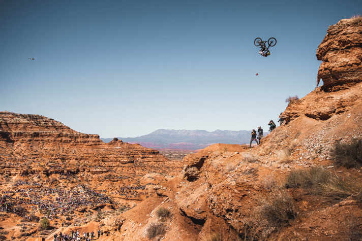 After a high flight comes a low point: Tom rotates through Utah's desert in a front flip (best trick) during the Red Bull Rampage 2021. Everything is still fine, but Tom stumbles on the next jump and breaks his hip bone, vertebrae and thigh.