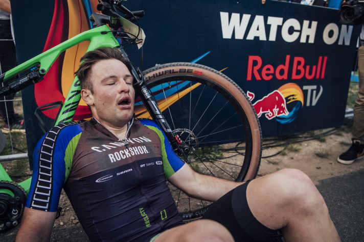 XC-Athlet Luca Schwarzbauer am Ende seiner Kräfte. Für Profis, wie ihn, ist Übertraining besonders gefährlich. Es kann aber auch Hobby-Sportler treffen.
