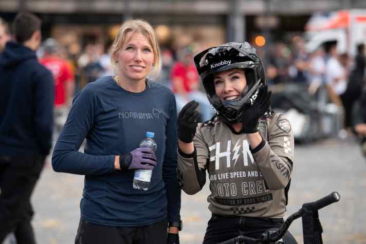 Zwei Frauen mit Visionen: Kathi Kuypers and Caroline Buchanan beim Red Bull District Ride 2022 in Nürnberg 2022.