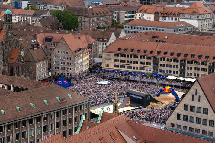 The District Ride is particularly well known in the Franconian metropolis of Nuremberg. The last editions of the mega event took place in the historic city centre. Here you can see the main market square with the final jump.