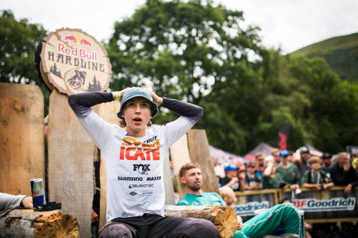 Jackson Goldstone kann nicht glauben, dass er mit 19 Jahren bei seiner ersten Teilnahme tatsächlich die Red Bull Hardline gewonnen hat. Hier im Hotseat 2022.