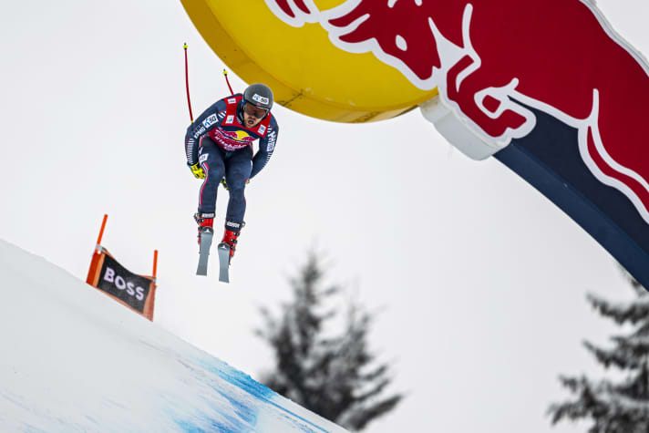 Downhill skiers on the legendary Streif: Titanium skis become as soft as wet noodles.