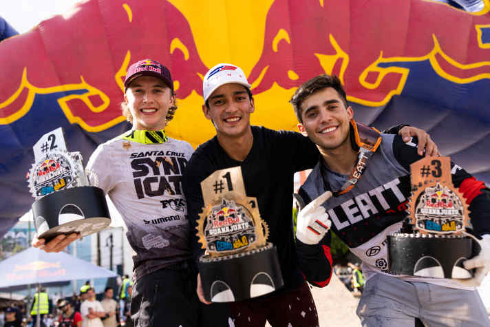 The little Canadian can also do Cerro Abajo. And finishes on the podium. Here with Camilo Sanchez and Felipe Agurto in Mexico 2023.