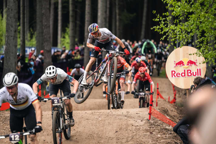 Lightweight racing shoes for cross-country or marathon use have been around since the early years of MTB. However, a lot has changed in the meantime, especially in terms of running comfort.